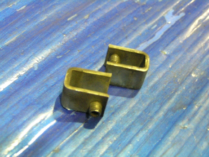 この金具でボンネットと挟み込んで固定します。