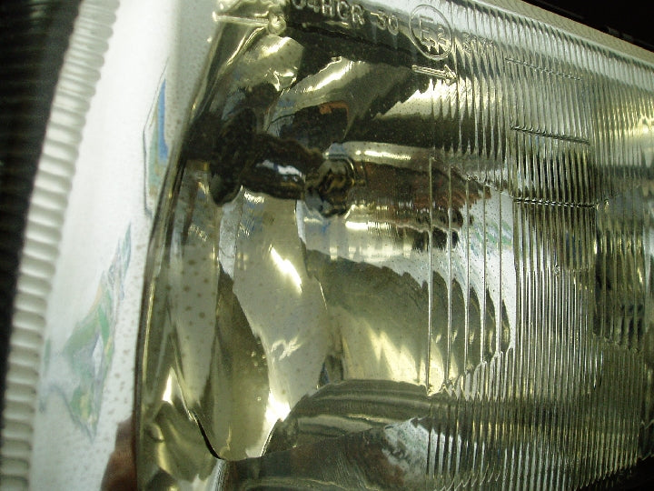 見えにくいですが、レンズ内の汚れです。