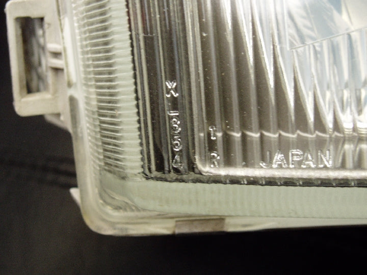 三菱/デリカスペースギア/PD8W/右ヘッドランプ