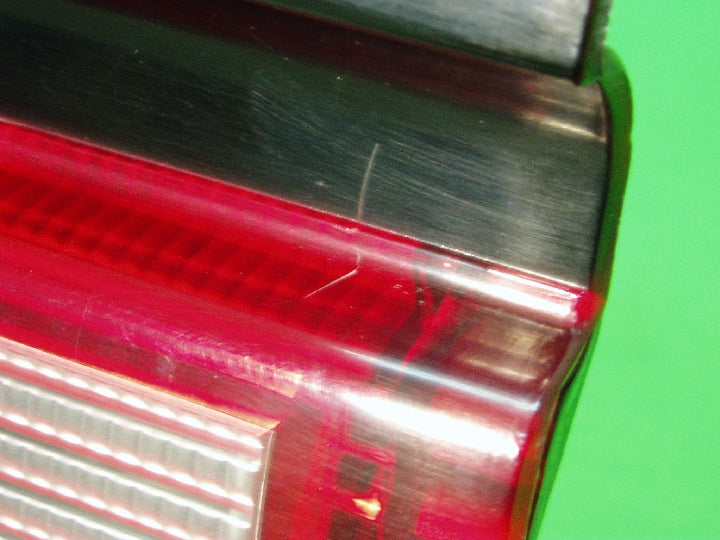 レンズ上側のキズです