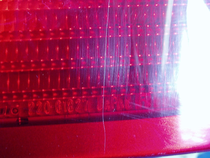 やや目立つ線キズ有ります