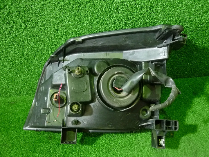 日産/エクストレイル/Ｔ３０/右ヘッドライト