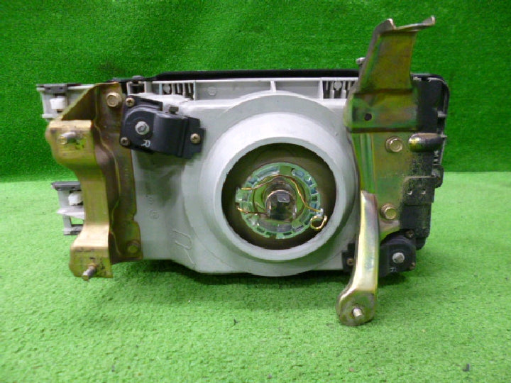 トヨタ／旧車／ＴＥ７１／後期／スプリンター／純正／右ヘッドライト