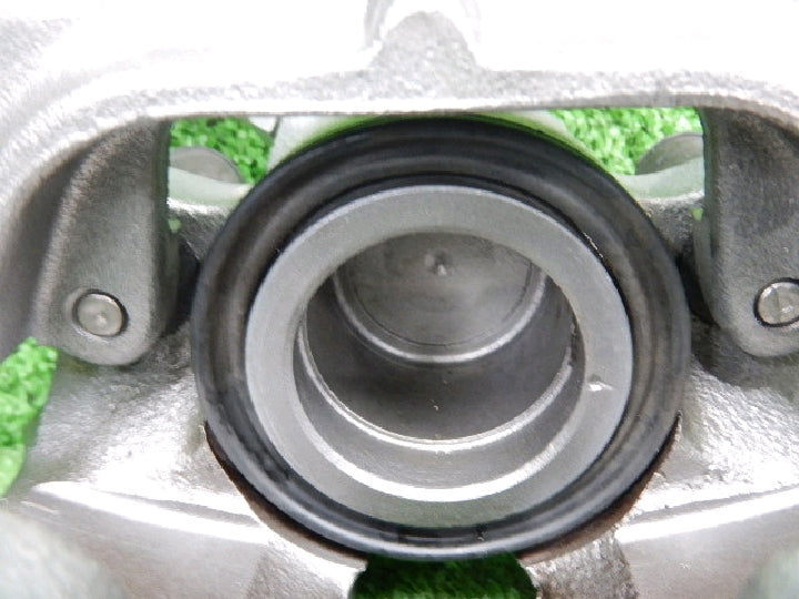 ＢＭＷ／ＣＬ２０／純正／フロント右／ブレーキキャリパー