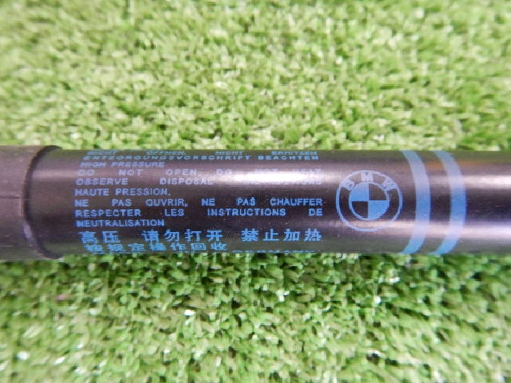 ＢＭＷ／３シリーズ／３２０ｉ／Ｆ３０／純正／ボンネットダンパー