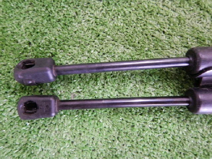 ＢＭＷ／３シリーズ／３２０ｉ／Ｆ３０／純正／ボンネットダンパー